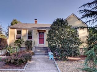 25 Vineland Ave, Rumford, RI 02916