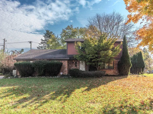 2255 Horseshoe Dr, West Bloomfield, MI 48322