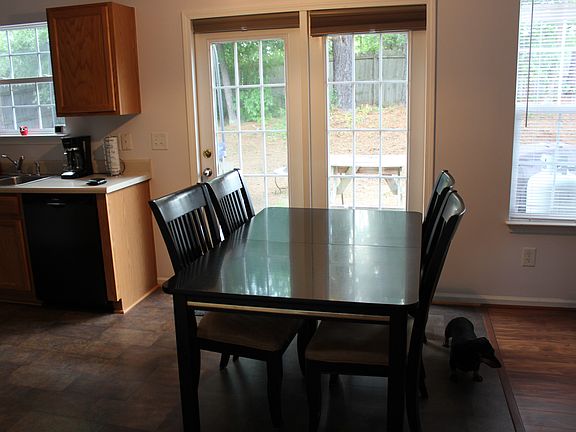 breakfast area & patio