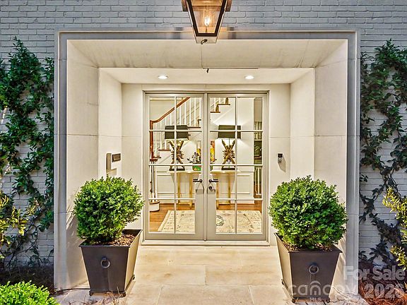 3rd image of 2228 Wellesley Ave