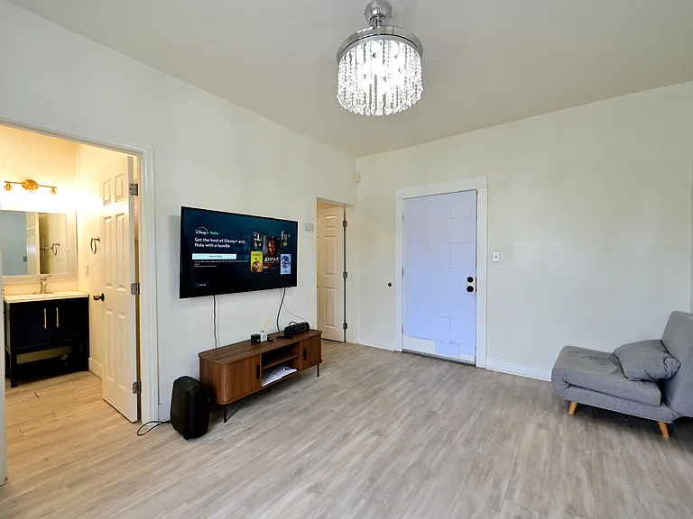updated unit, super bright with many windows, furnished w/ in-unit laundry and free wifi (speed and connectivity NOT GUARANTEED)