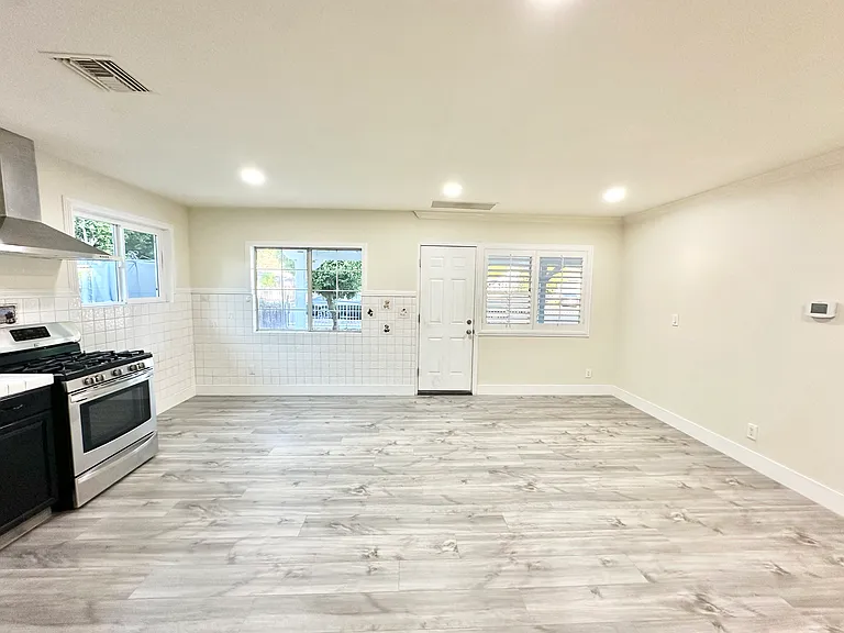 1103 N Maple St — Photo 11