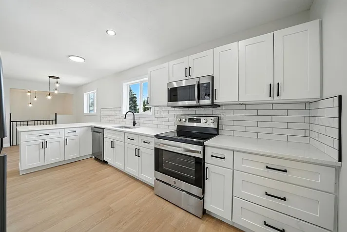 Ask about our Incentives!! Newly Renovated Home in Eastview! — Photo 2