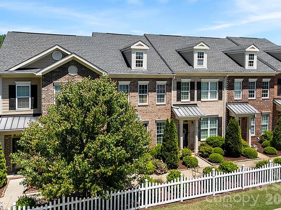 3rd image of 4317 Courtly Ln