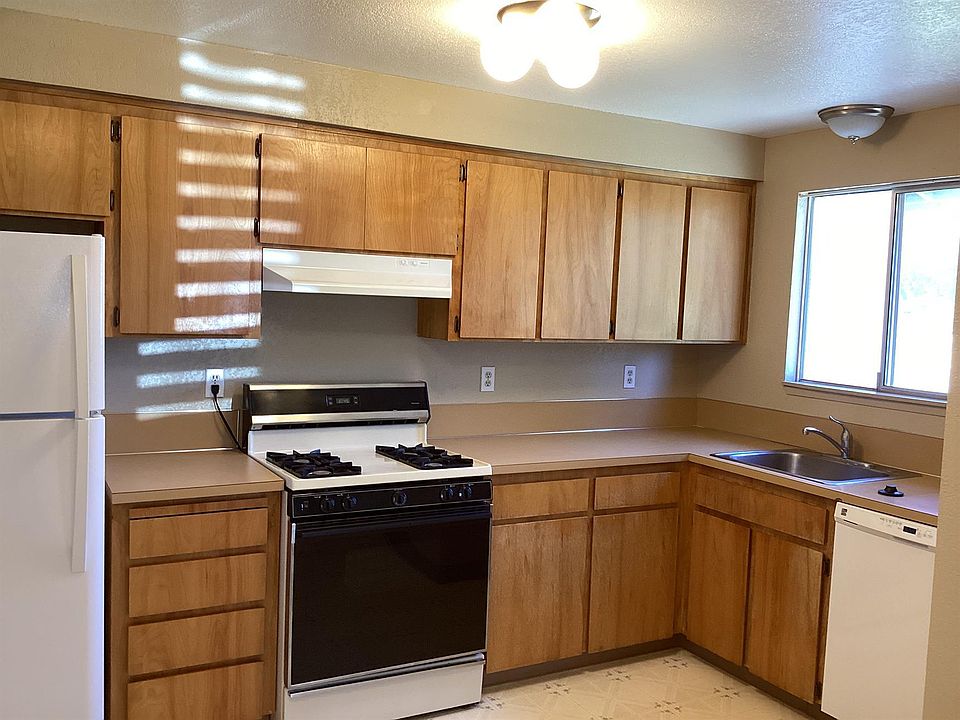 2nd image of 1380 SE 8th Pl #B