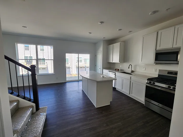 1033 Atterberg Rd — Photo 4