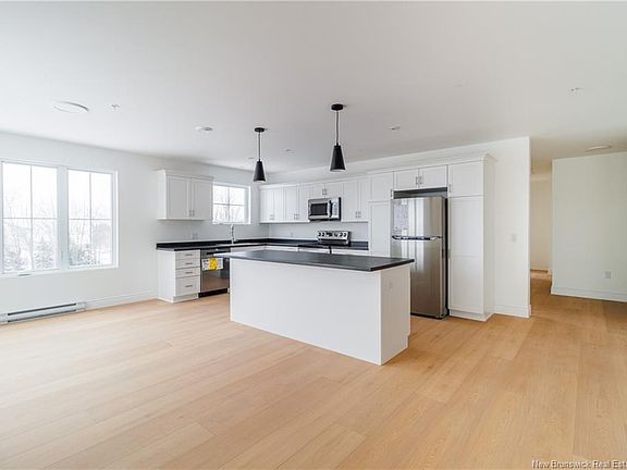 3rd image of 975 Brookside Dr