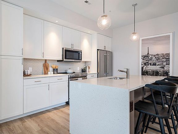 3rd image of 383 Oak St #2B