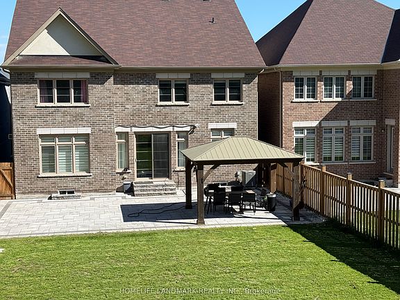 3rd image of 46 Forest Edge Cres
