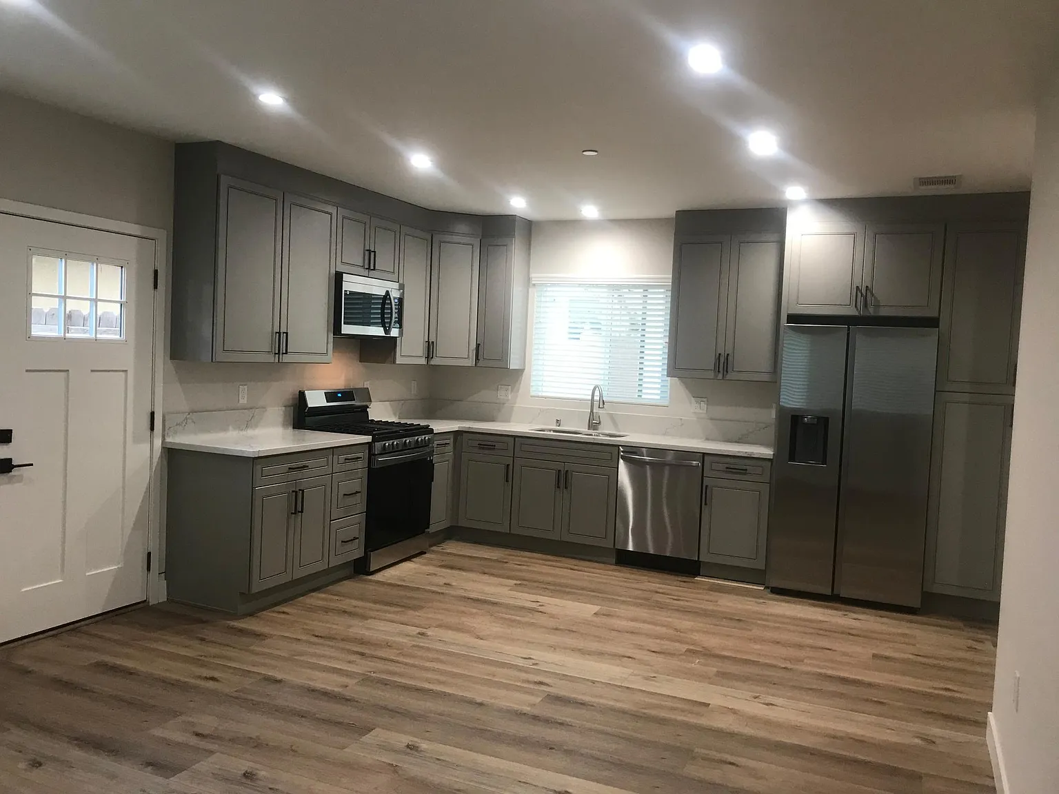 2 bed, 1000 sqft, $2,950 — Photo 2