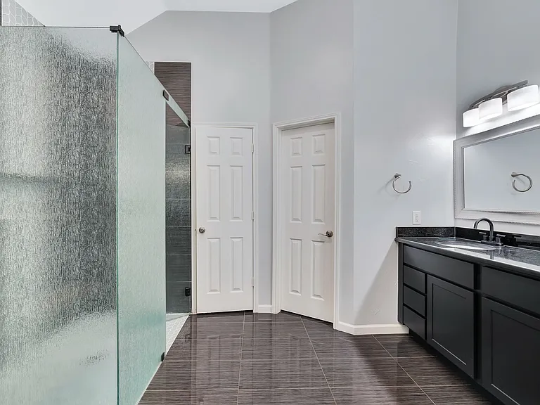 8412 Pioneer Dr — Photo 16