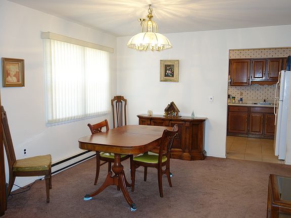 4th image of 141 Revere Dr