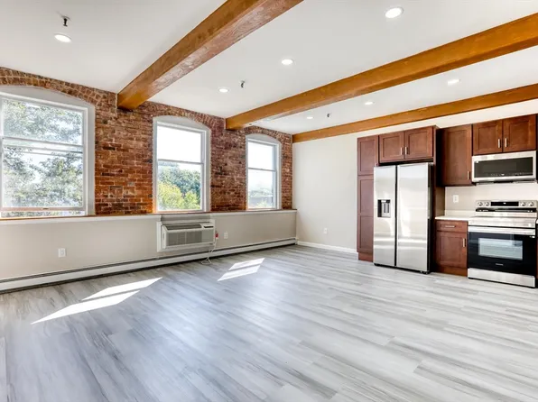402 River St APT 3E, Haverhill, MA 01832
