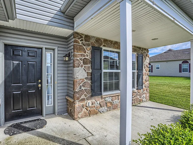 312 Sleepy Hollow Dr — Photo 3