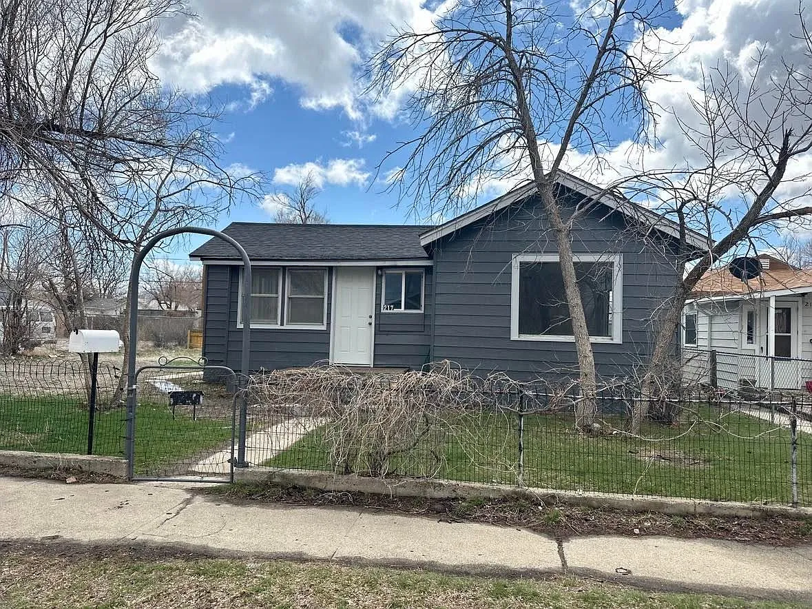 3 bed, 1393 sqft, $1,450 — Photo 1
