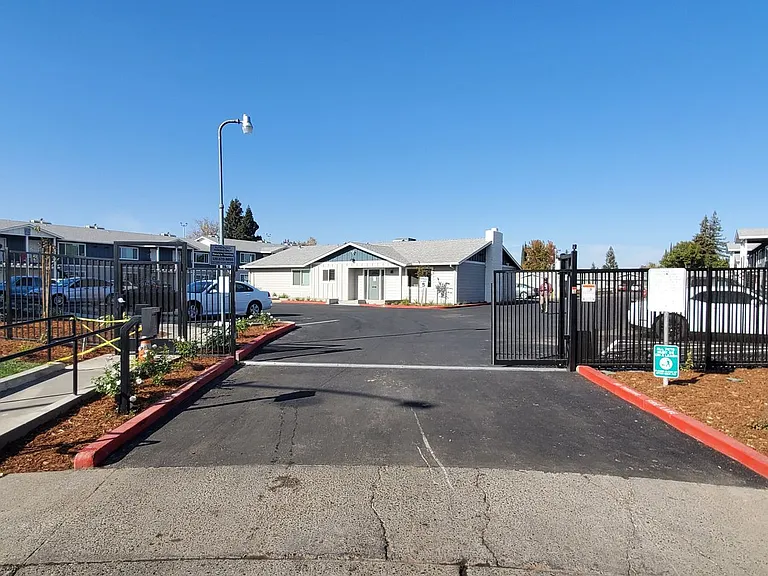 Sutter Commons Apartments — Photo 38