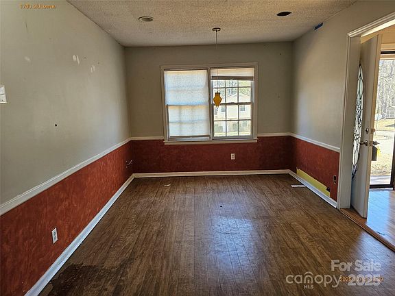 4th image of 1700 Old Towne Ct