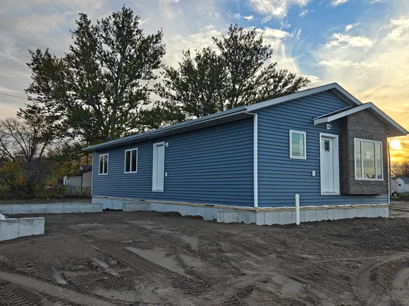 1525 Nagle Ln, Mitchell, SD 57301