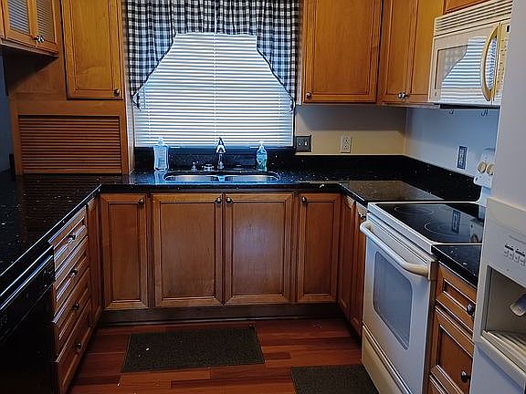 4th image of 1827 N Woodland Dr