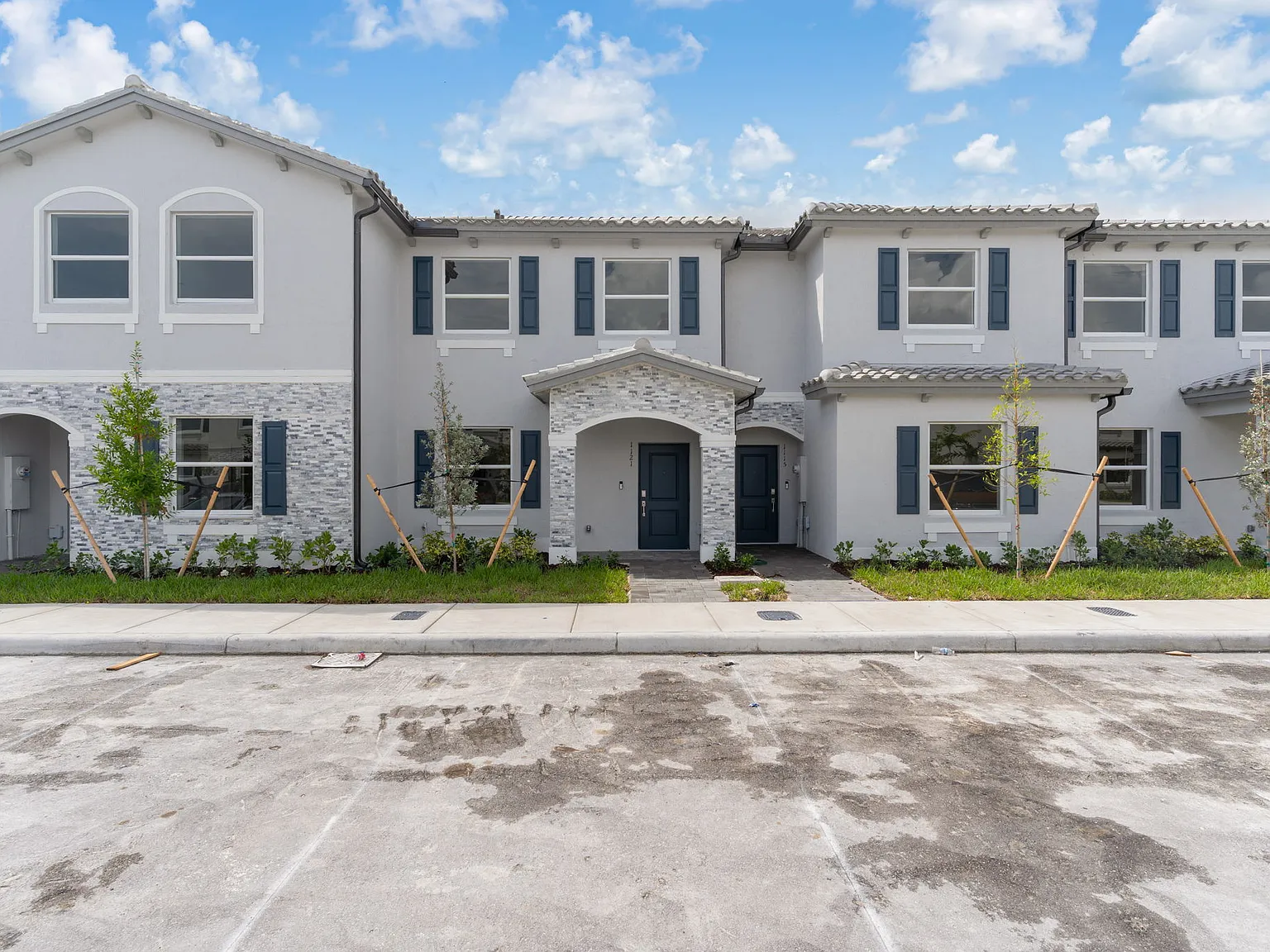 3 bed, 2.5 bath, 1376 sqft, $2,400 — Photo 1