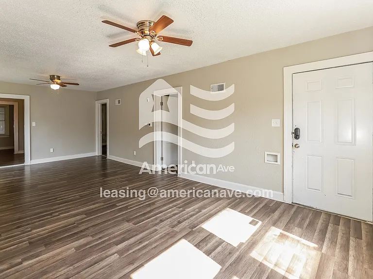 1472337_003_living_room_13925840.jpg