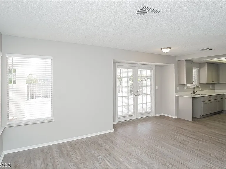 378 Tierra St — Photo 4