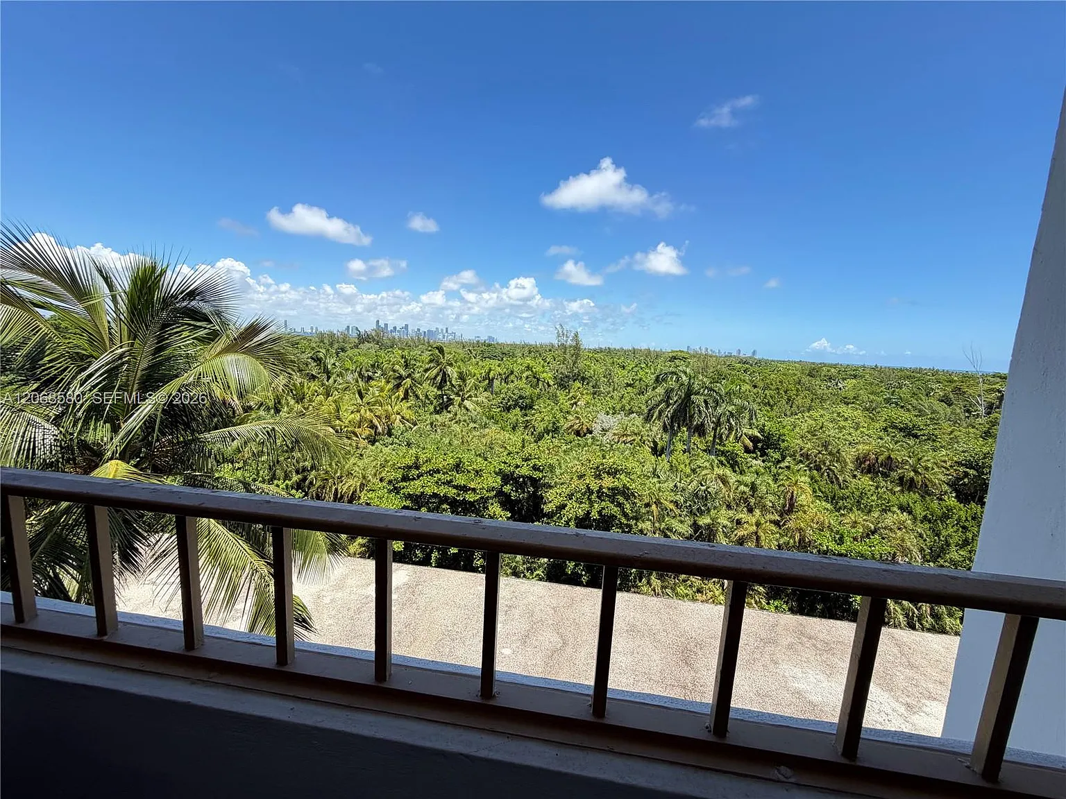 Commodore Club West Condo — Photo 2
