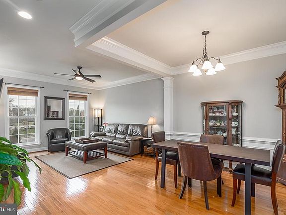 Perfect floor plan for entertaining!