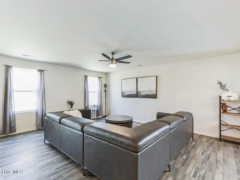 1253 Manor Dr — Photo 9