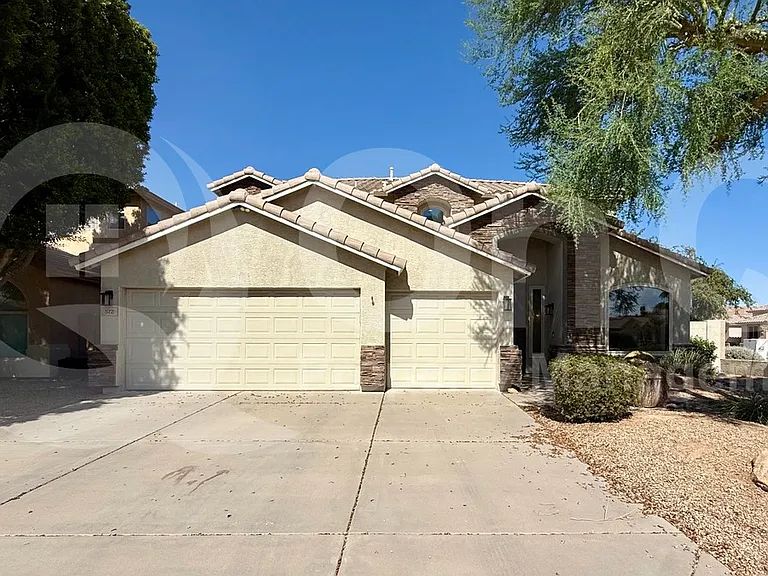 572 N Bell Dr — Photo 3