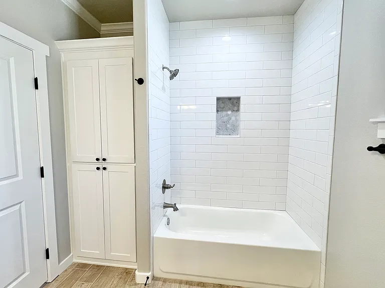 Another view of the main/guest bathroom