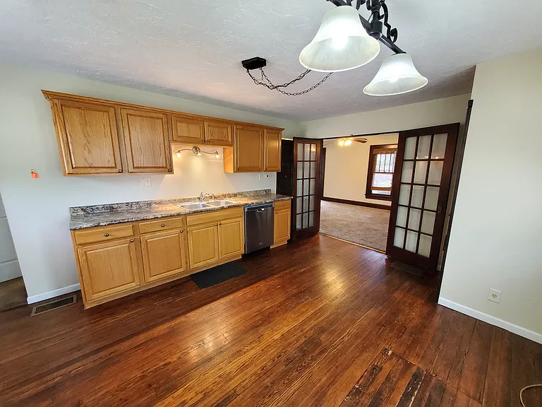 404 Milton Ave — Photo 2