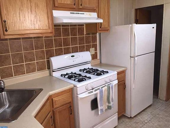 2nd image of 2422 E Hagert St