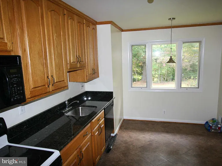 1103 Roberta Ct — Photo 4