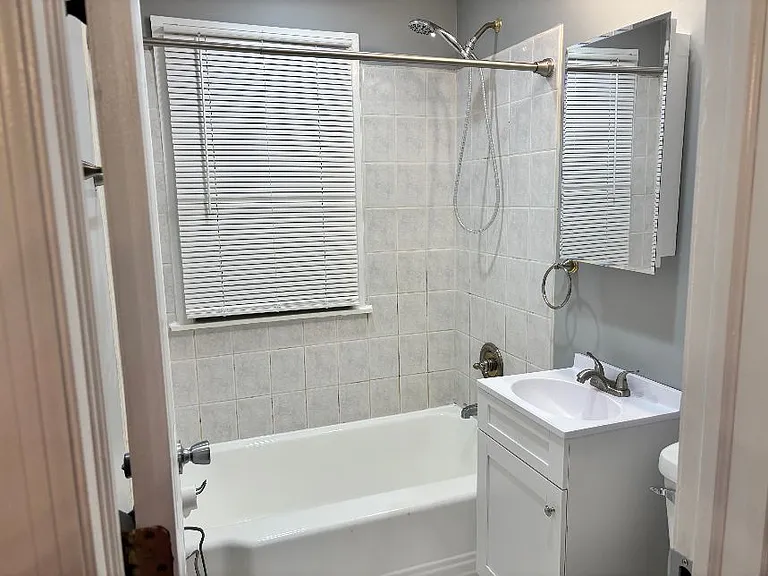 7927 S Francisco Ave — Photo 5