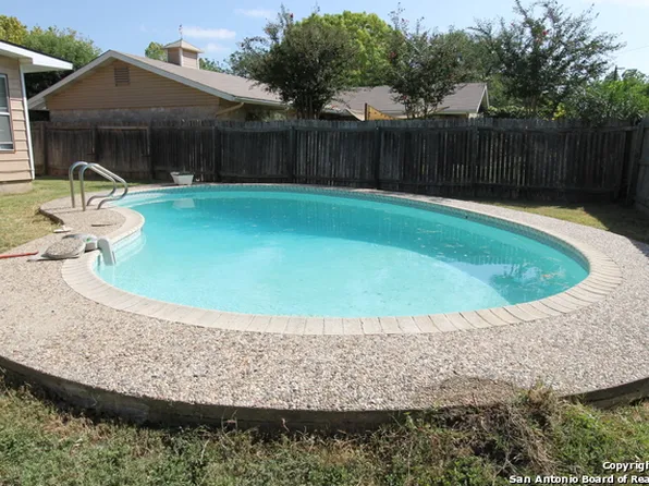 426 E Wright Blvd, Universal City, TX 78148