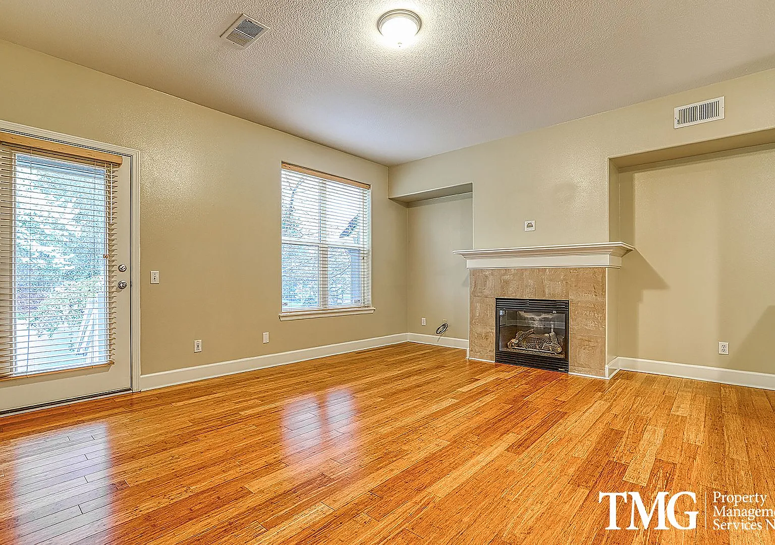Spacious Northwest Heights Townhome with Private Backyard — Photo 3