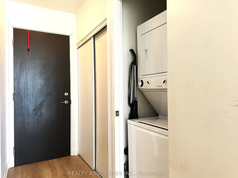 105 The Queensway #813 — Photo 3