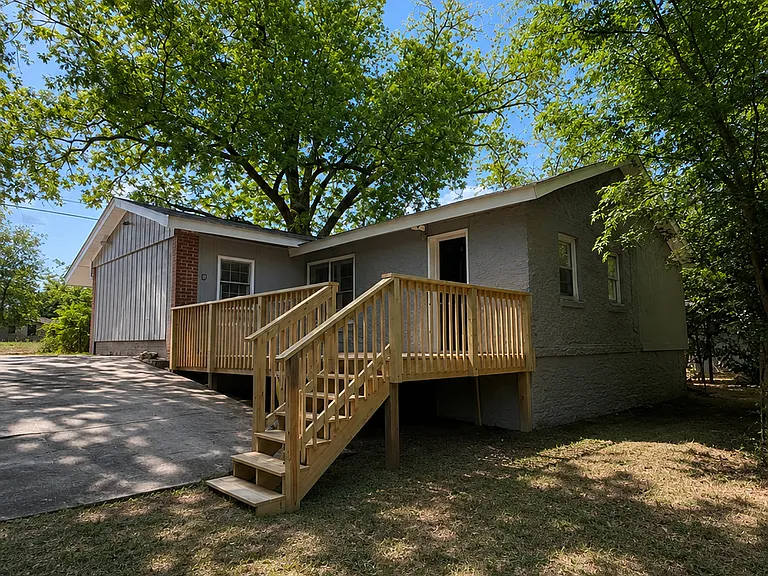4011 Marion Ave — Photo 2