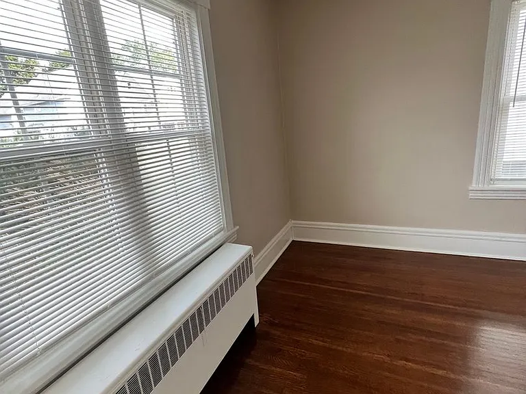 224 E Commercial St — Photo 4