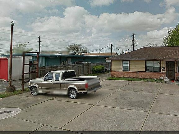 2nd image of 109 E Oak St