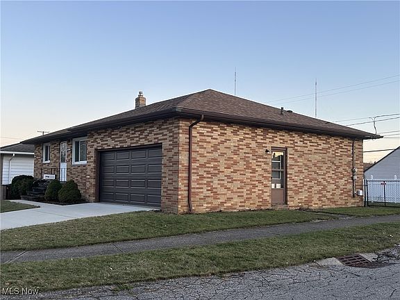 2nd image of 3181 Woodlawn Dr