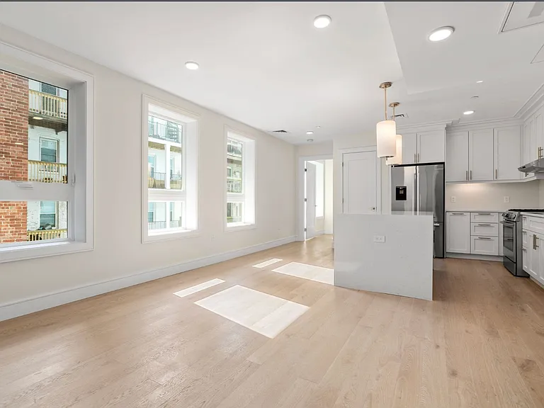 301 Border St #303 — Photo 1