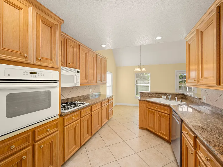 3212 Glastonbury Dr — Photo 9