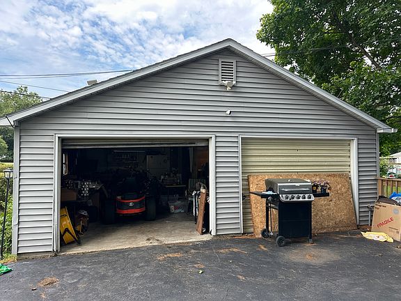3rd image of 320 E Lincoln Ave