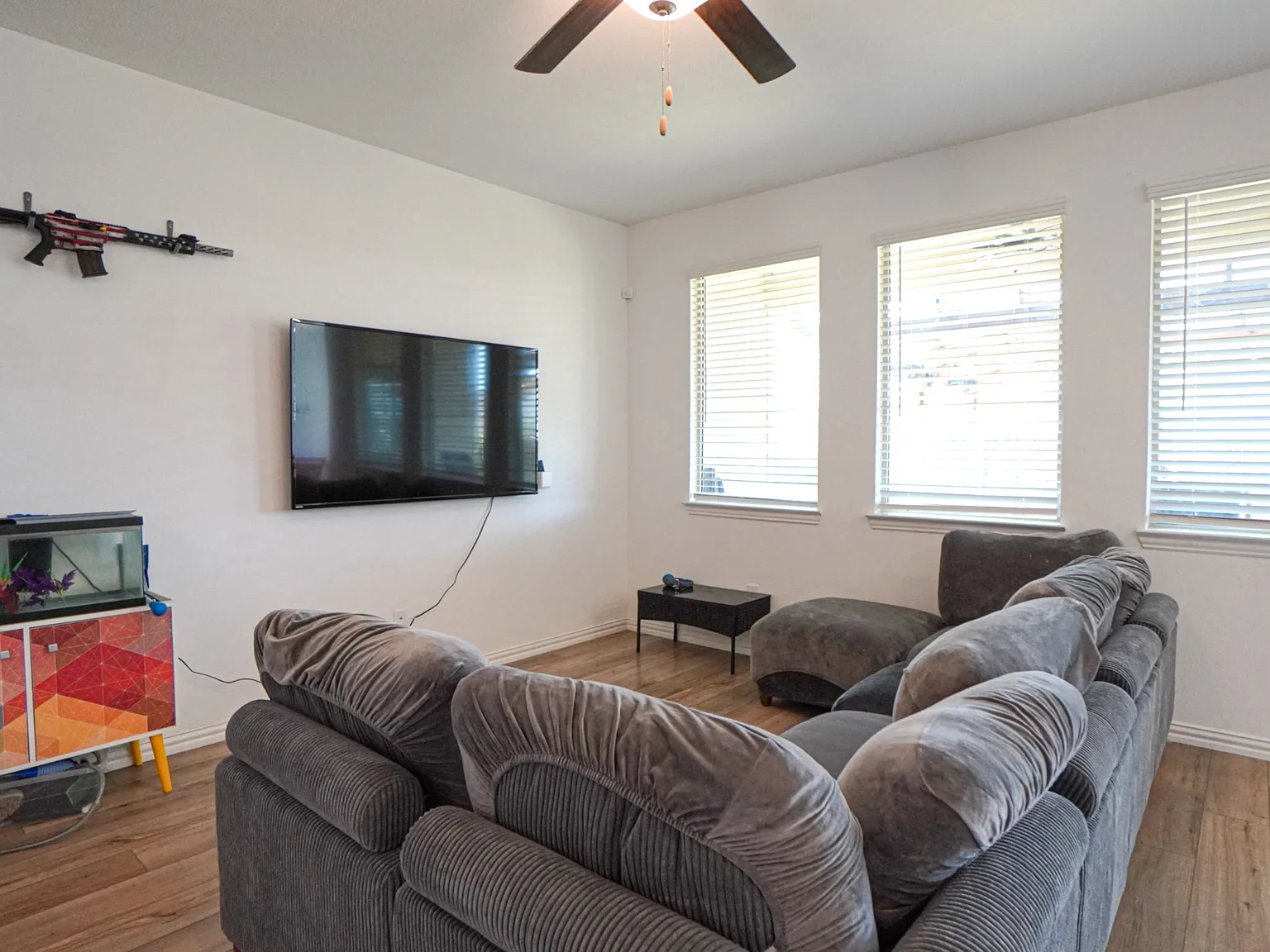 4 bed, 2.5 bath, 2346 sqft, $2,500 — Photo 2