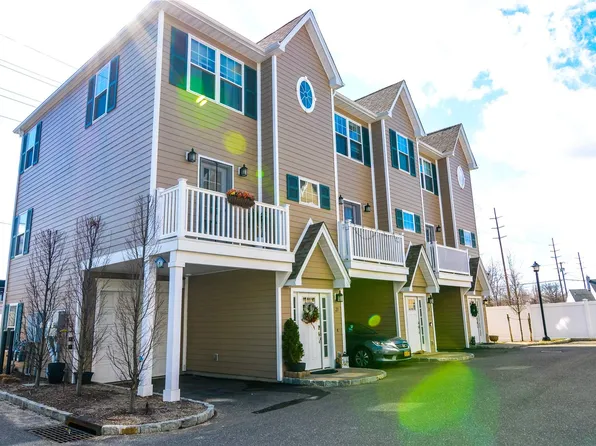 23 Hearthstone Ct, Farmingdale, NY 11735