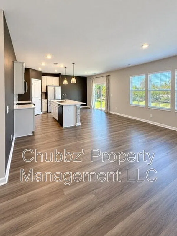 4 bed, 2.5 bath, 1953 sqft, $2,650 — Photo 2