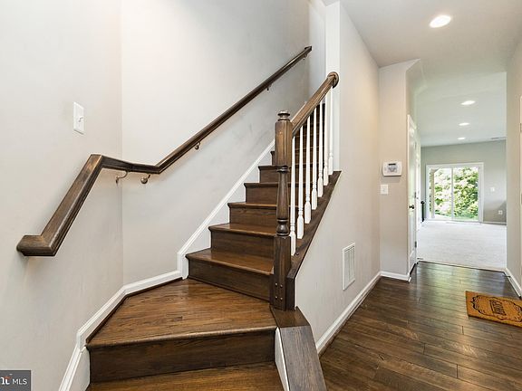 3rd image of 109 Hollister Ln