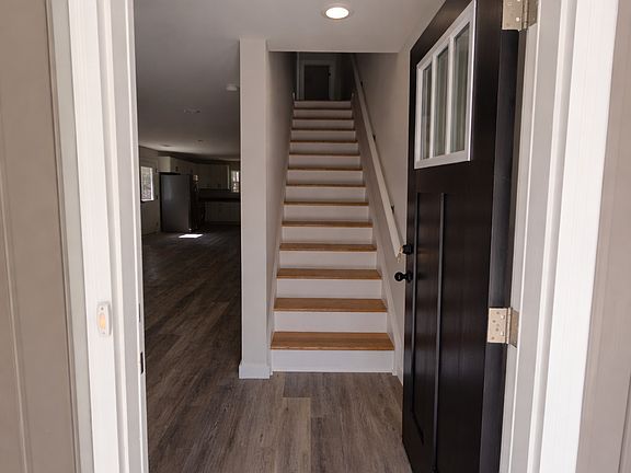 3rd image of 887 W 25th St